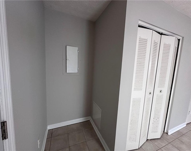 502 Oakwood Court - Photo Thumbnail 9
