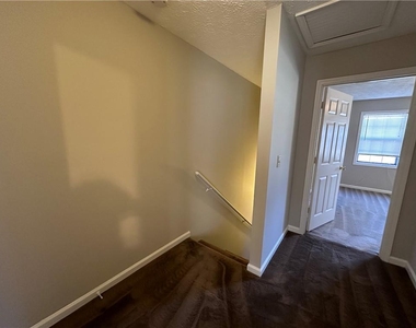 502 Oakwood Court - Photo Thumbnail 25