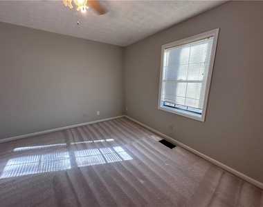 502 Oakwood Court - Photo Thumbnail 22