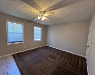 502 Oakwood Court - Photo Thumbnail 4