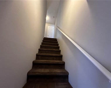 502 Oakwood Court - Photo Thumbnail 12
