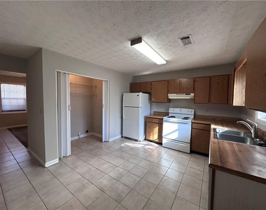 502 Oakwood Court - Photo Thumbnail 10