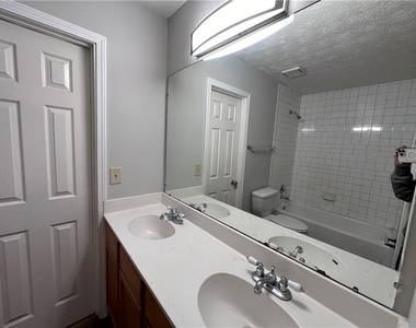 502 Oakwood Court - Photo Thumbnail 18