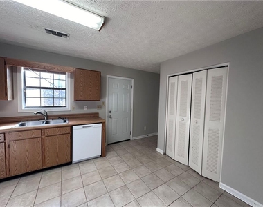 502 Oakwood Court - Photo Thumbnail 8