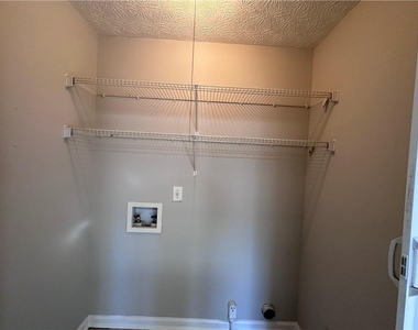 502 Oakwood Court - Photo Thumbnail 7