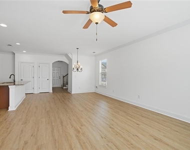 5060 Rialto Way - Photo Thumbnail 4