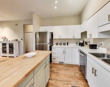 1640 W Diversey Parkway - Photo Thumbnail 2