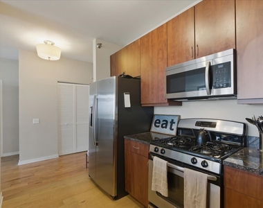 757 N Orleans Street - Photo Thumbnail 5