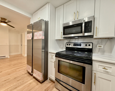 5037 N East River Road - Photo Thumbnail 10