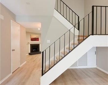 2179 Surrey Court Se - Photo Thumbnail 8