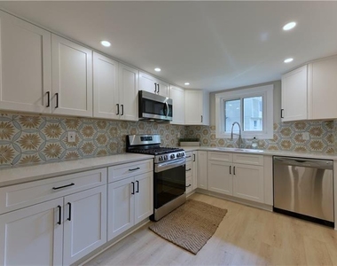 2179 Surrey Court Se - Photo Thumbnail 3