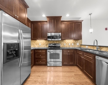 2360 Logan Circle Ne - Photo Thumbnail 7