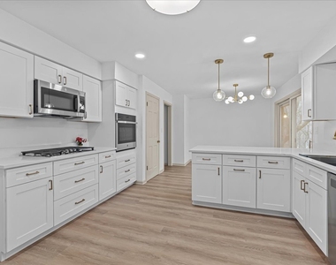 1305 Warwick Court - Photo Thumbnail 4