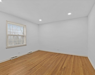 1305 Warwick Court - Photo Thumbnail 16
