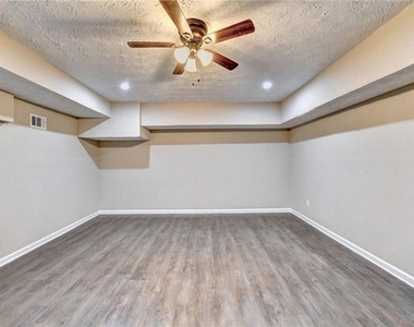 3372 Cottonwood Lane - Photo Thumbnail 12