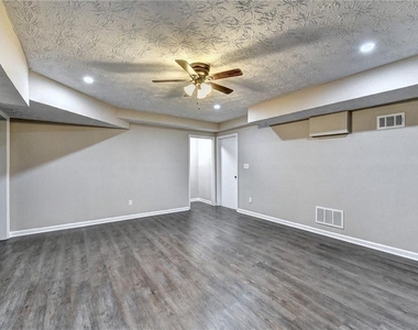 3372 Cottonwood Lane - Photo Thumbnail 13