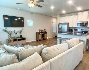 6321 Rosetta Drive - Photo Thumbnail 8