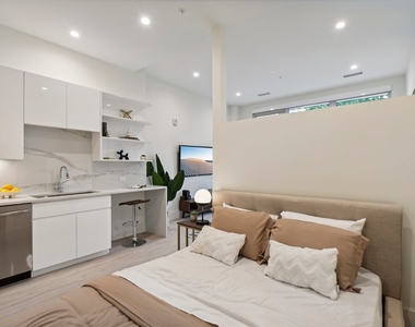 812 W Adams Street - Photo Thumbnail 14