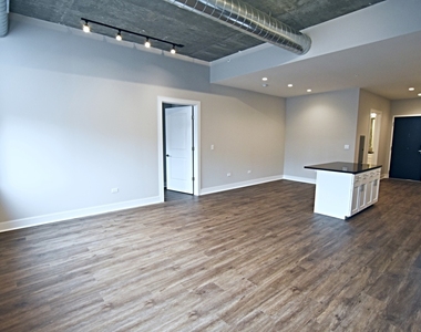 3833 N Broadway Street - Photo Thumbnail 6