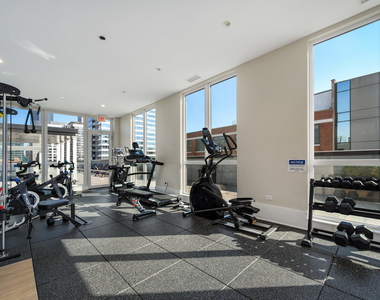 812 W Adams Street - Photo Thumbnail 2
