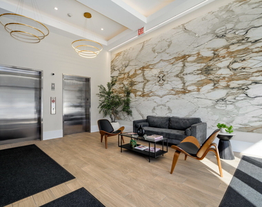 812 W Adams Street - Photo Thumbnail 1