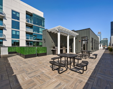 812 W Adams Street - Photo Thumbnail 3