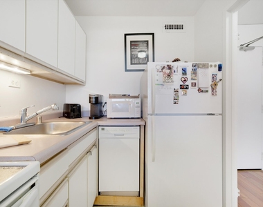 88 W Schiller Street - Photo Thumbnail 6