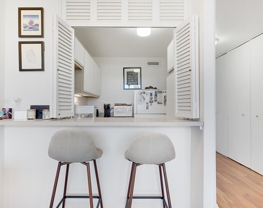88 W Schiller Street - Photo Thumbnail 4