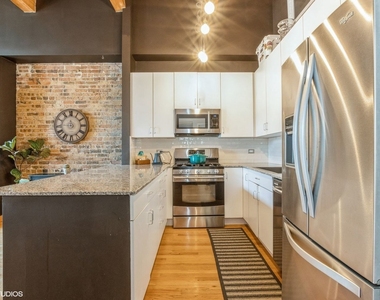 300 W Grand Avenue - Photo Thumbnail 4