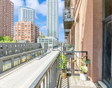 300 W Grand Avenue - Photo Thumbnail 8