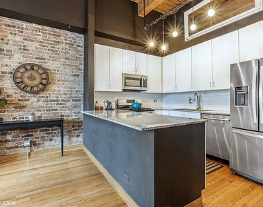 300 W Grand Avenue - Photo Thumbnail 2