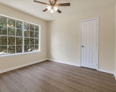 7622 Jonathon Court - Photo Thumbnail 12