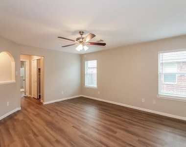 2427 Ranch Hollow Court - Photo Thumbnail 7