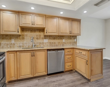 7115 Lakeridge Court - Photo Thumbnail 9