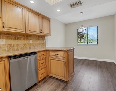 7115 Lakeridge Court - Photo Thumbnail 12