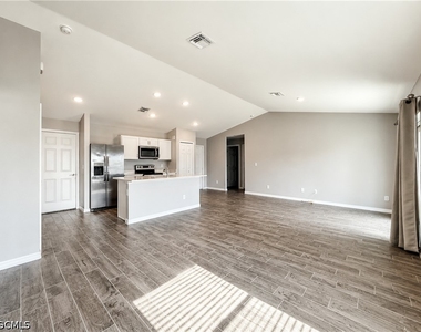 2728 Ne 5th Place - Photo Thumbnail 4