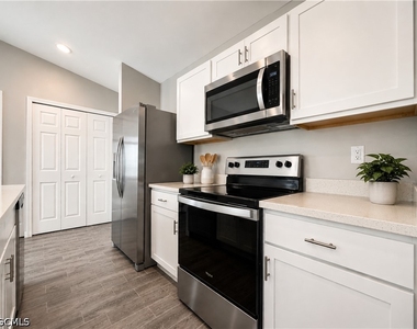 2728 Ne 5th Place - Photo Thumbnail 8
