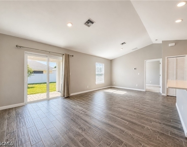 2728 Ne 5th Place - Photo Thumbnail 2