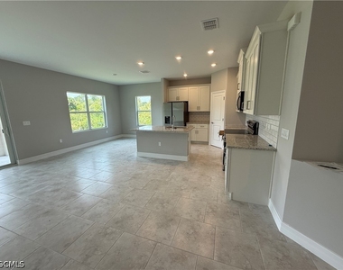 3607 62nd Street W - Photo Thumbnail 5