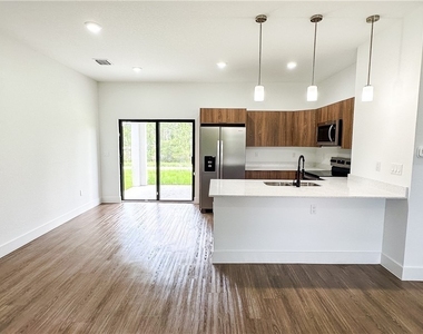 1148 Craft Street E - Photo Thumbnail 5
