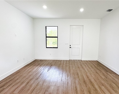 1148 Craft Street E - Photo Thumbnail 11