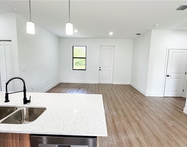 1148 Craft Street E - Photo Thumbnail 10