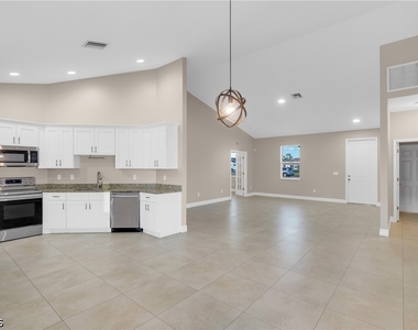 1133 Sw Trafalgar Parkway - Photo Thumbnail 4