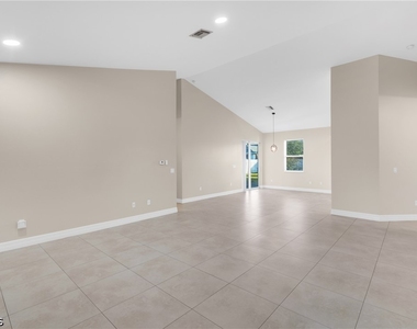 1133 Sw Trafalgar Parkway - Photo Thumbnail 3
