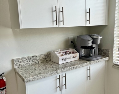 190 Palm Drive - Photo Thumbnail 4