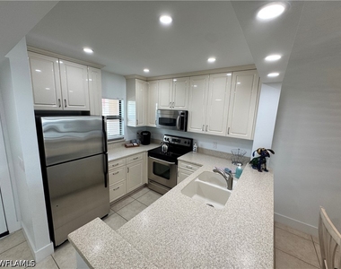 801 River Point Drive - Photo Thumbnail 4