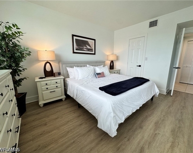 801 River Point Drive - Photo Thumbnail 15
