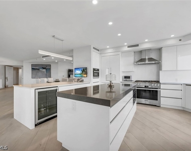 6597 Nicholas Boulevard - Photo Thumbnail 4