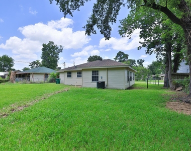 9026 Lake Forest Boulevard - Photo Thumbnail 32