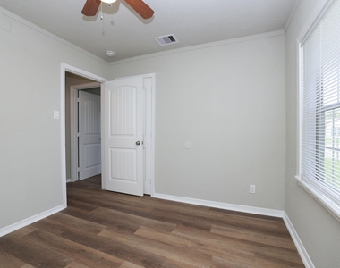 9026 Lake Forest Boulevard - Photo Thumbnail 24